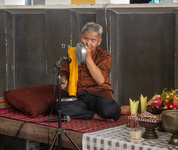 Ce mardi 28 octobre, Taramana a eu l’honneur d’accueillir M. Peak Chapic, un conteur khmer aveugle de 73 ans et expert en narration 571195276 1284571143710146 1356875108472823287 n