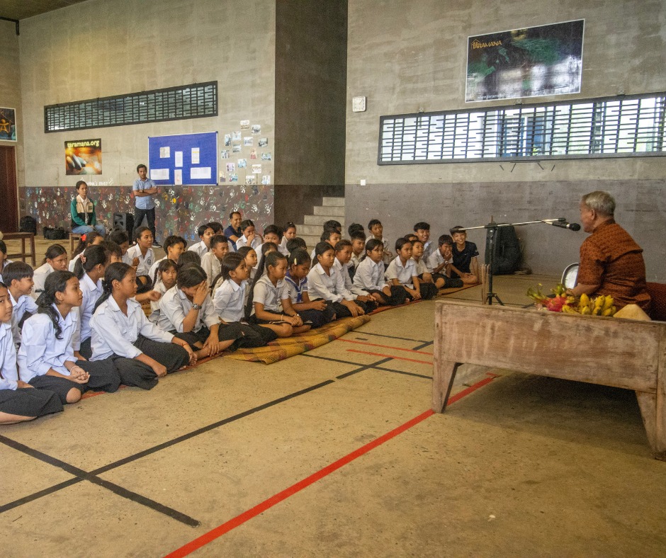 Ce mardi 28 octobre, Taramana a eu l’honneur d’accueillir M. Peak Chapic, un conteur khmer aveugle de 73 ans et expert en narration 573062721 1284571187043475 74807927812083430 n