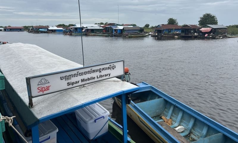 Bibliothèque et école : les nouvelles missions du biblio-bateau de Sipar au Cambodge biblio bateau dei roneat 1