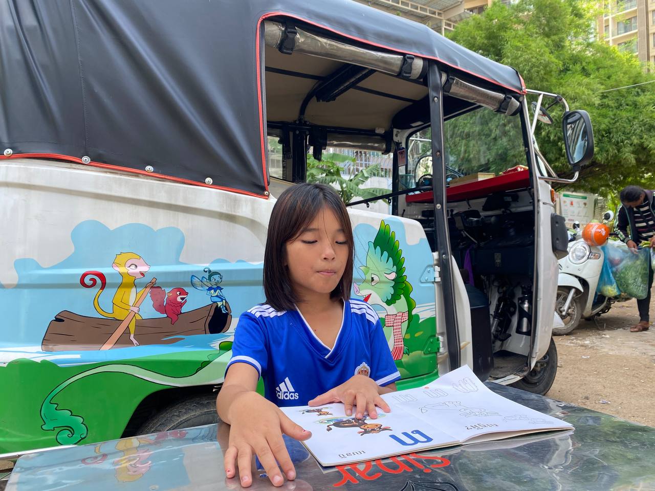 Dans les bidonvilles de Phnom Penh, un biblio tuk-tuk permet aux enfants d’accéder aux livres biblio tuk tuk magic libraries