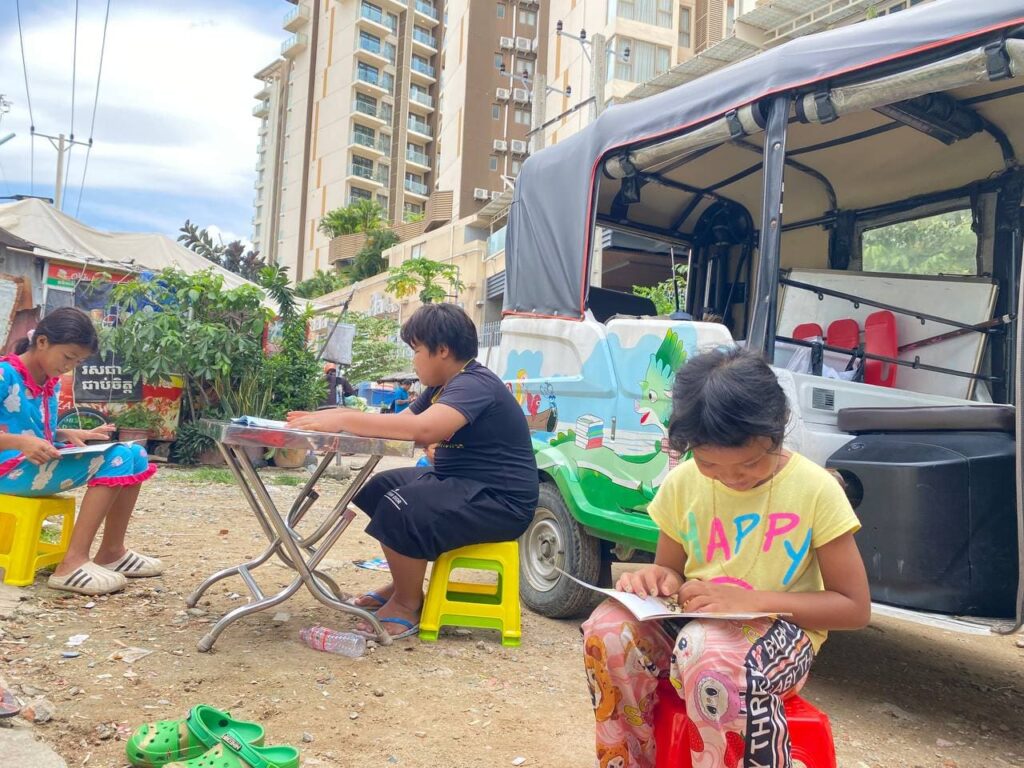 Dans les bidonvilles de Phnom Penh, un biblio tuk-tuk permet aux enfants d’accéder aux livres bibliotuktuk magiclibraries 1024x768