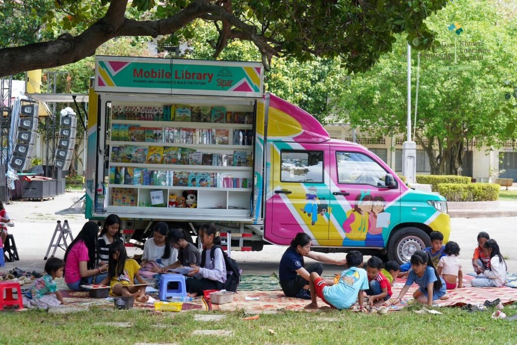 Le bibliobus STEAM de Sipar : une aventure scientifique pour tous Sipar Steam Bibliobus 1024x683 1